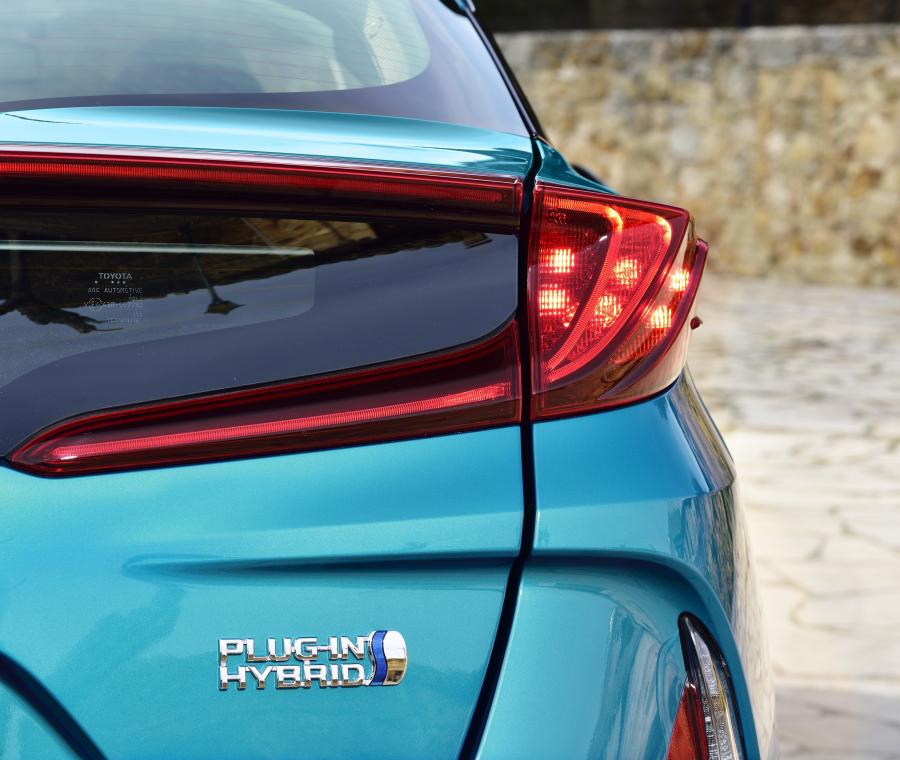 Детали экстерьера Toyota Prius Plug-in Hybrid 2016 года  (фото 31 из 187)